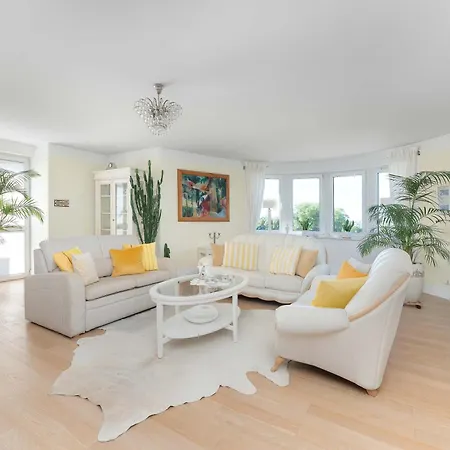 Family With Spacious Terrace And Garage In By Renters شقة *