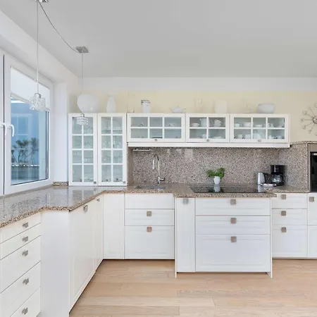 شقة Family With Spacious Terrace And Garage In By Renters *