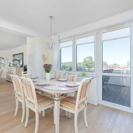 Family With Spacious Terrace And Garage In By Renters شقة *
