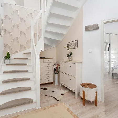 Family With Spacious Terrace And Garage In By Renters شقة *
