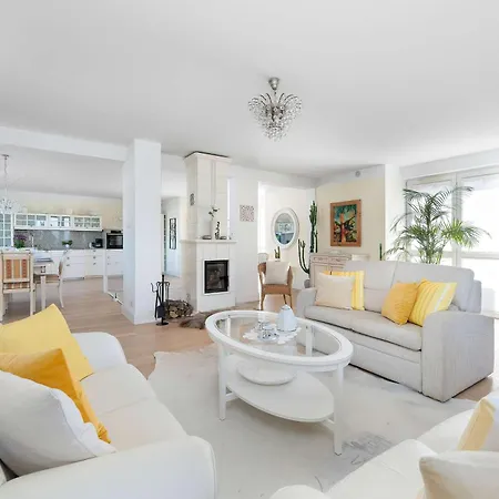 شقة Family With Spacious Terrace And Garage In By Renters