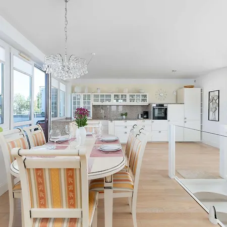Family With Spacious Terrace And Garage In By Renters شقة