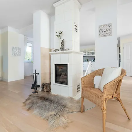 Family With Spacious Terrace And Garage In By Renters شقة *