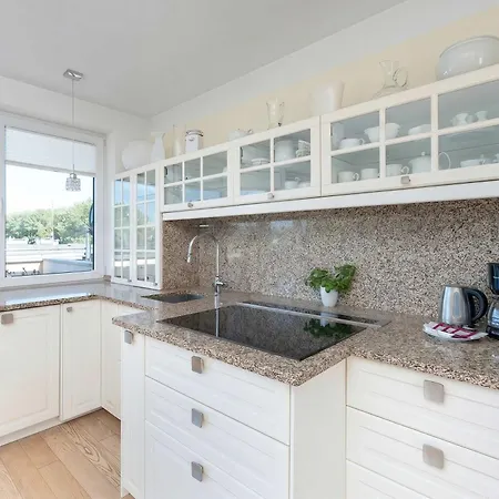 Family With Spacious Terrace And Garage In By Renters شقة *