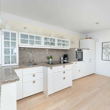 شقة Family With Spacious Terrace And Garage In By Renters