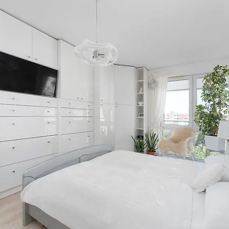 Family With Spacious Terrace And Garage In By Renters شقة