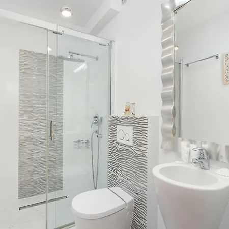 شقة Family With Spacious Terrace And Garage In By Renters *