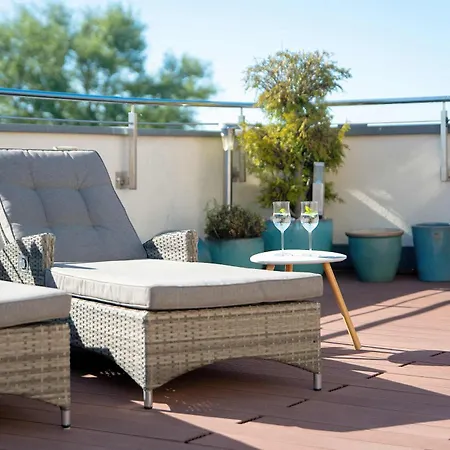 شقة Family With Spacious Terrace And Garage In By Renters