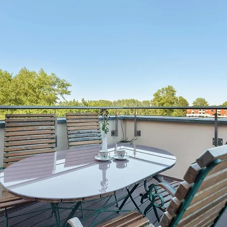 Family With Spacious Terrace And Garage In By Renters شقة *